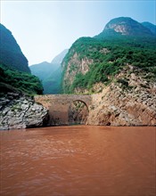Pont de la ville de Wuqi, gorge de Wu, une des Trois Gorges du fleuve Changjiang, Chine