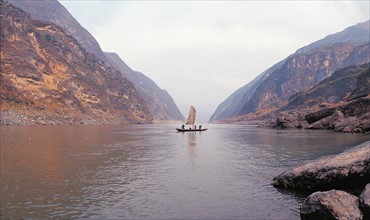 Le fleuve jaune traversant la gorge de Wu, Chine