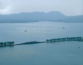 West Lake, Duanqiao Bridge, Hangzhou, Zhejiang, China