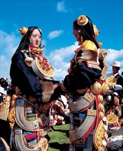 Jeunes femmes en costume traditionnel, Chine