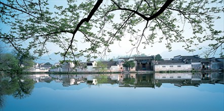 Habitations au bord de l'eau, village Hong, Chine