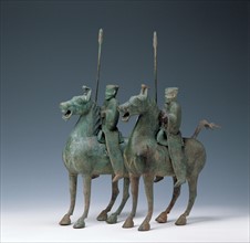 Sculpture en bronze représentant des guerriers armés d'une lance