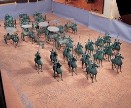 Chars et chevaux de bronze constituant une garde d'honneur