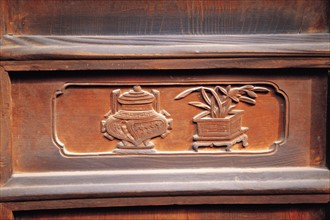 Seuil de porte en bois sculpté. Maison ancienne. Tianshui. Gansu.
