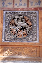 Ornement de fenêtre en bois sculpté à motif de phénix. Maison ancienne. Tianshui. Gansu.