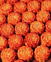 The mooncakes,which will always be enjoyed on the Mid-Autumn Festival,a traditional festival of China