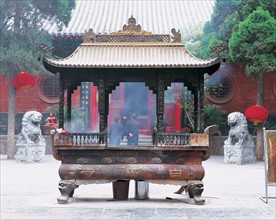 Brûleur d'encens devant le Temple du Cheval Blanc, Chine