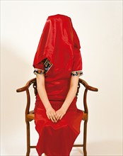 Jeune mariée portant le voile traditionnel, Chine