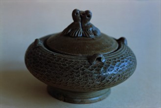 A blue and white glazed water pot with double-bird cover dated from West Jin Dynasty,China