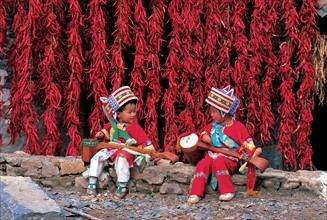 Enfants de l'ethnie chinoise Yi, en costume traditionnel