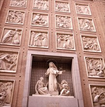 Relief sur la façade de l'église sainte Rita à Madrid