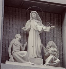 Statue sur la façade de l'église sainte Rita à Madrid