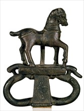 PASARRIENDAS VISIGODO DE BRONCE, FIGURA DE CABALLO-S V PEDESTAL CON CRISMON
MADRID, MUSEO