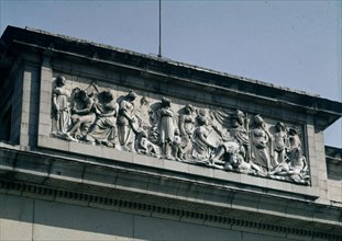 Barba, Porte de Vélasquez - Frise : allégorie Fernand VII protecteur des sciences