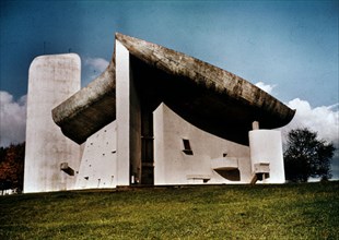 CORBUSIER LE 1887/1965
CAPILLA
RONCHAMP, EXTERIOR
FRANCIA

This image is not downloadable.