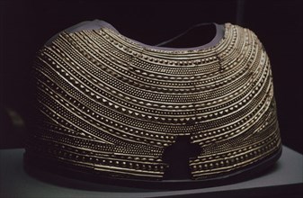 MANTO DE ORO ENCONTRADO EN EL NORESTE DE GALES - PIEZA CEREMONIAL PREHISTORICA - 1900-1600