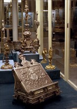 Display case containing gold and silverwork - Siver music stand