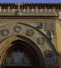 EXTERIOR-DETALLE DE LA PORTADA GOTICO-MUDEJAR DE 1504- REALIZADA EN LADRILLO Y DEL