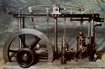 WATT JAMES 1736/1819
MAQUINA DE VAPOR A BAJA PRESION
LONDRES, MUSEO CIENCIA
INGLATERRA

This