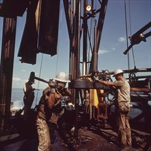 Ouvriers sur une plateforme pétrolière