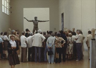 VISITANTES ADMIRANDO EL POSEIDON
ATENAS, MUSEO NACIONAL ESCULTURA
GRECIA

This image is not