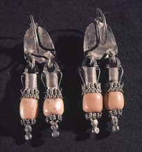 PENDIENTES DE AMBAR Y PLATA - REVERSO -
CAIRO, MUSEO EGIPCIO
EGIPTO

This image is not