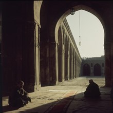 ARABES SENTADOS EN EL PATIO
CAIRO, MEZQUITA AHMED IBN TULUN
EGIPTO

This image is not