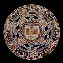 PLATO DE MANISES S XVI-DECORADO CON HELECHOS CORONAS Y HOJAS
MADRID, INSTITUTO VALENCIA DE DON
