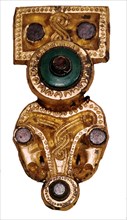 *FIBULA EN BRONCE CON INCRUSTACIONES DE PIEDRAS PRECIOSAS
GOTLAND, MUSEO
SUECIA

This image is