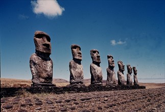 MOAIS GIGANTES DE PIEDRA
ISLA DE PASCUA, EXTERIOR
CHILE

This image is not downloadable.