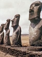 *FILA DE MOAIS  GIGANTES DE PIEDRA
ISLA DE PASCUA, EXTERIOR
CHILE

This image is not