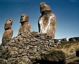 ESCULTURAS DE GIGANTES CONOCIDAS COMO MOAI
ISLA DE PASCUA, EXTERIOR
CHILE

This image is not