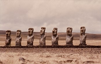 *COLOSOS EN FILA
ISLA DE PASCUA, EXTERIOR
CHILE

This image is not downloadable. Contact us for