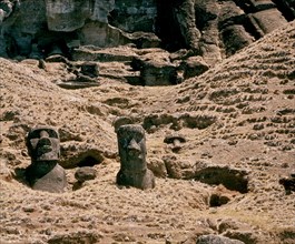 *COLOSOS SEMIENTERRADOS
ISLA DE PASCUA, EXTERIOR
CHILE

This image is not downloadable. Contact