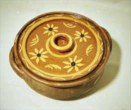 CAZUELA - OLLA CON DECORACION FLORAL
NIÑODAGUIA, COLECCION PARTICULAR
ORENSE