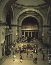 INTERIOR-VISTA DEL HALL DE ENTRADA CON VISITANTES
NUEVA YORK, MUSEO METROPOLITANO
EEUU

This