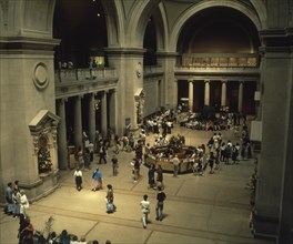 INTERIOR-VISTA DEL HALL DE ENTRADA CON VISITANTES
NUEVA YORK, MUSEO METROPOLITANO
EEUU

This