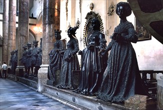 MONUMENTO FUNEBRE DE MAXIMILIANO I-S XVI-FIGURAS(HAY 40 EN TOTAL)
INNSBRUCK, HOKFKIRCHE IGLESIA