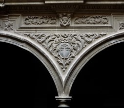 INTERIOR-PATIO-DECORAC Y ESCUDO ENTRE UNION DE ARCO Y ARCO
LORCA, PALACIO GUEVARA
MURCIA

This