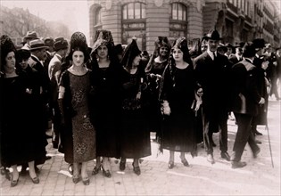 FOTOG-J.ROMERO DE TORRES POR LA GRAN VIA CON DAMAS-MADRID 1926
CORDOBA, MUSEO BELLAS