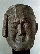 Tête d'Inca en pierre ornée de la mascaipacha ou borla (symbole du pouvoir impérial)