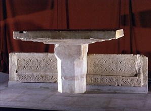 IGLESIA-INTERIOR-PIE DE ALTAR Y CANCELES DEL REY SILO-VISIGOTICOS-PROC IGLESIA DE SANTIANES DE