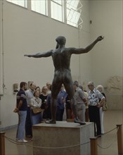 VISITANTES ADMIRANDO EL POSEIDON
ATENAS, MUSEO NACIONAL ESCULTURA
GRECIA