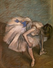 DEGAS EDGAR 1834/1917
DANZARINA ABROCHANDOSE SU ZAPATILLA
PARIS, MUSEO