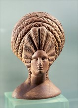 CABEZA FEMENINA EN BARRO-TERRACOTA-ARTE ROMANO
SEVILLA, MUSEO ARQUEOLOGICO
SEVILLA