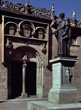 PORTADA DE LAS ESCUELAS MENORES JUNTO AL MONUMENTO A FRAY LUIS DE LEON
SALAMANCA, ESCUELAS