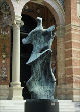 Moore, Sculpture devant le Palais Vélasquez