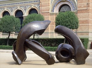 Moore, Sculpture derrière un coin du Palais Vélasquez