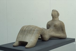 Moore, Woman figure of clay