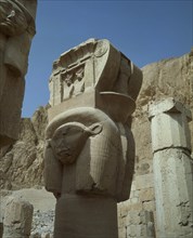 TEMPLO DE HATSHEPSUT   (DEIR-EL-BAHARI)  CAPITEL
TEBAS, VALLE DE LAS REINAS
EGIPTO